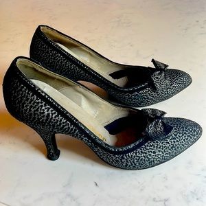 Vintage Jacqueline Stiletto Pumps!  Size 6 1/2. Black and Silver